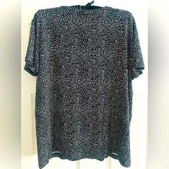 Take on the day in style with this women's essential tee from Nine West, LG - Picture 3 of 3